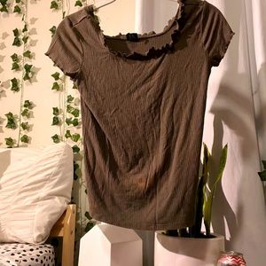 ⚠️NOT BROWN IN PERSON⚠️ dark forest green t-shirt⚡️💕